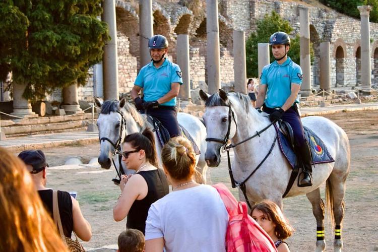 İzmir'de 12 ilçede atlı jandarma birlikleri görev yapıyor