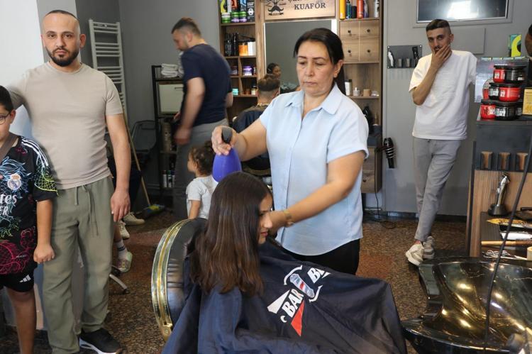 70 bin nüfuslu mahallenin çocuklarının okul tıraşı kadın muhtardan