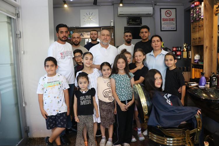 70 bin nüfuslu mahallenin çocuklarının okul tıraşı kadın muhtardan
