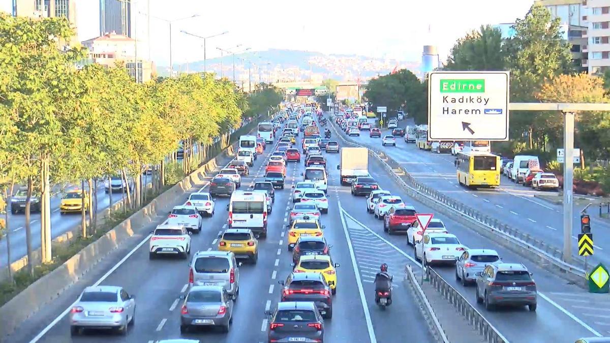 İstanbul'da yeni eğitim öğretin döneminin ilk günü trafik yoğunluğu oluştu