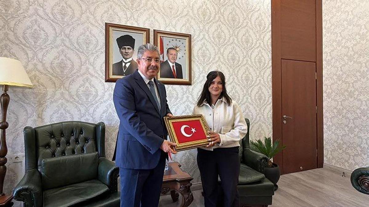 Bayrağı yerde bırakmadı, görüntüler yayıldı