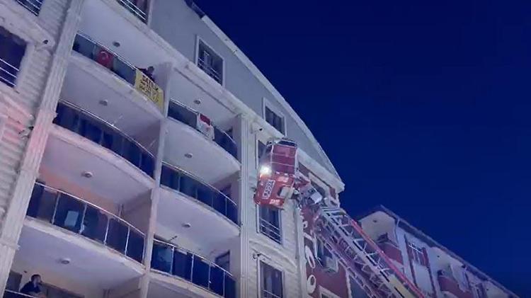 Yangın çıkan binada vatandaşlar, merdivenli itfaiye aracıyla tahliye edildi