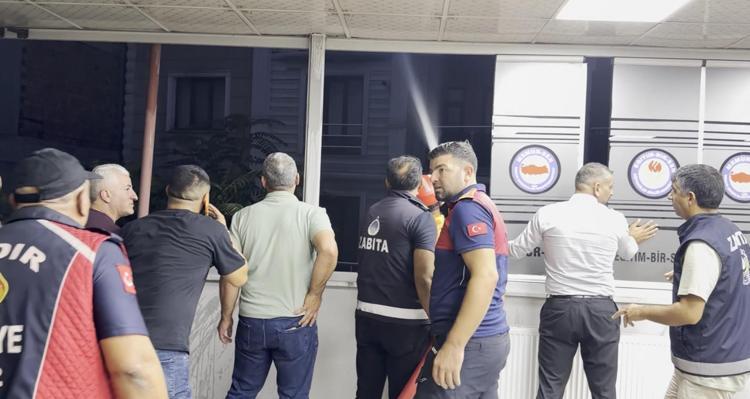Yangın çıkan binada vatandaşlar, merdivenli itfaiye aracıyla tahliye edildi