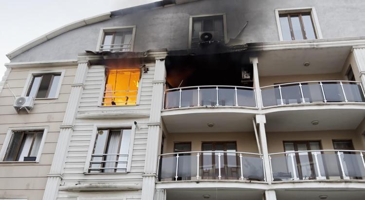 Yangın çıkan binada vatandaşlar, merdivenli itfaiye aracıyla tahliye edildi