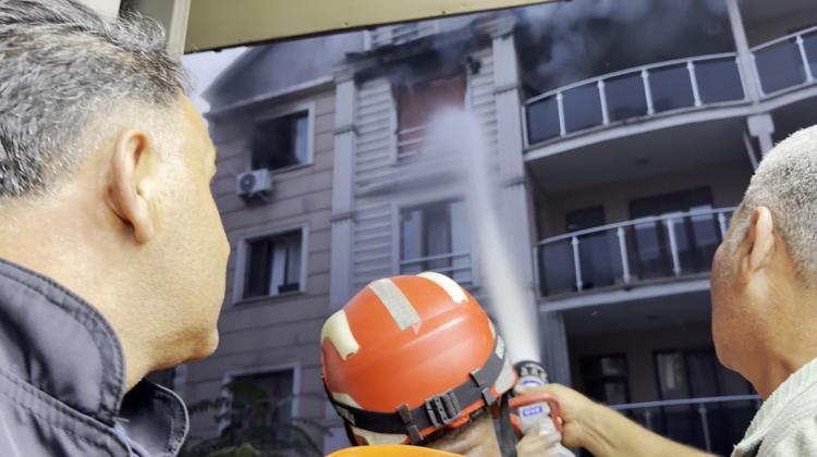 Yangın çıkan binada vatandaşlar, merdivenli itfaiye aracıyla tahliye edildi