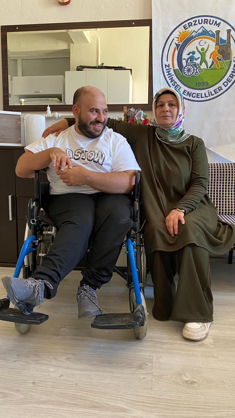 Engellilerin önündeki en büyük engel, dernek binasının merdivenleri