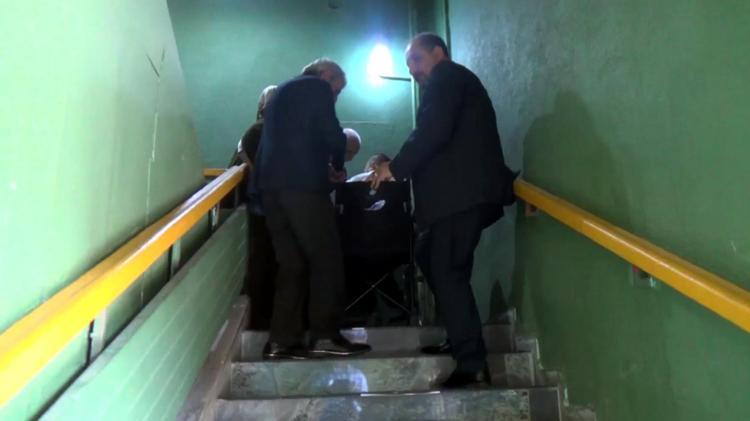 Engellilerin önündeki en büyük engel, dernek binasının merdivenleri