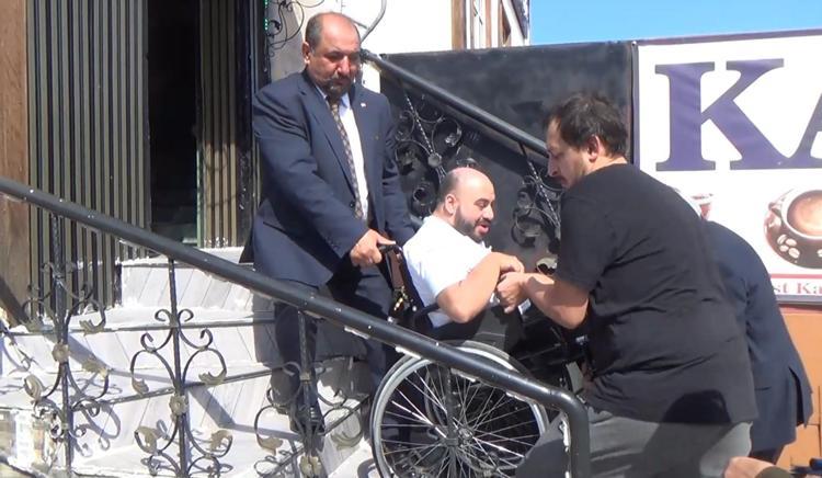 Engellilerin önündeki en büyük engel, dernek binasının merdivenleri