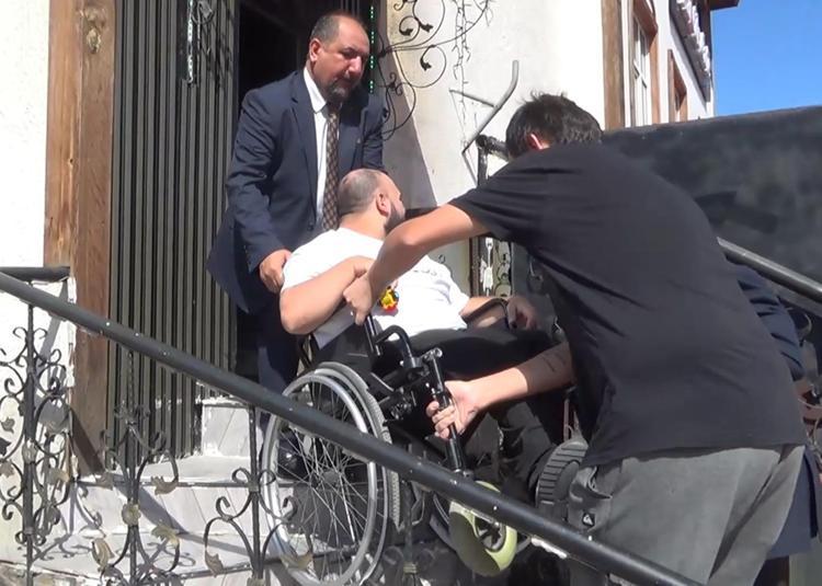 Engellilerin önündeki en büyük engel, dernek binasının merdivenleri