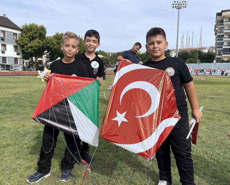Edirne’de çocuklar, Gazze’de barış için uçurtma uçurdu
