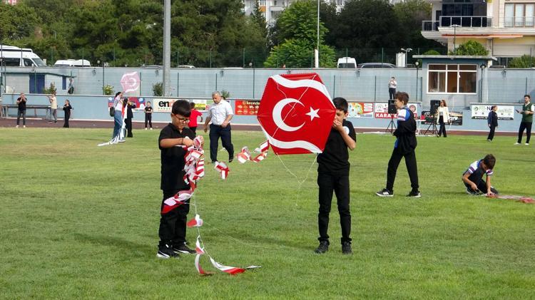 Edirne’de çocuklar, Gazze’de barış için uçurtma uçurdu