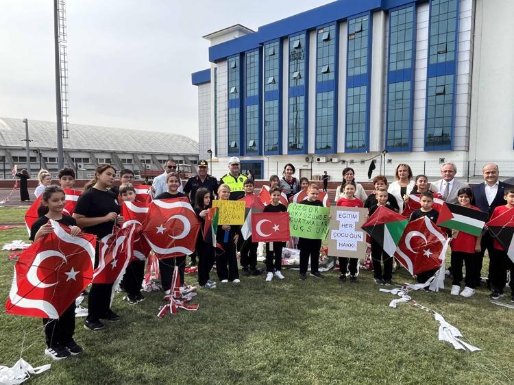 Edirne’de çocuklar, Gazze’de barış için uçurtma uçurdu