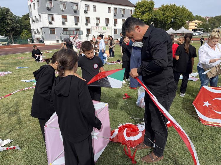 Edirne’de çocuklar, Gazze’de barış için uçurtma uçurdu