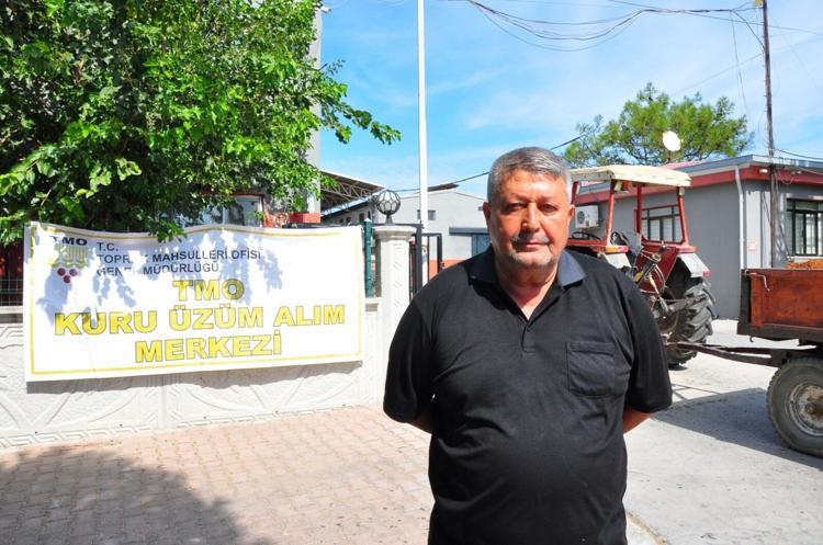 Üzüm alımına başlanan TMO önünde traktör kuyruğu