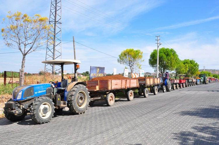 Üzüm alımına başlanan TMO önünde traktör kuyruğu