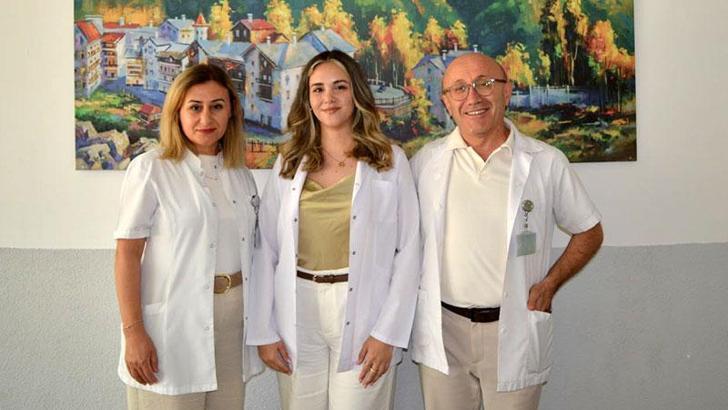 Anne ve babasının görev yaptığı hastaneye doktor oldu