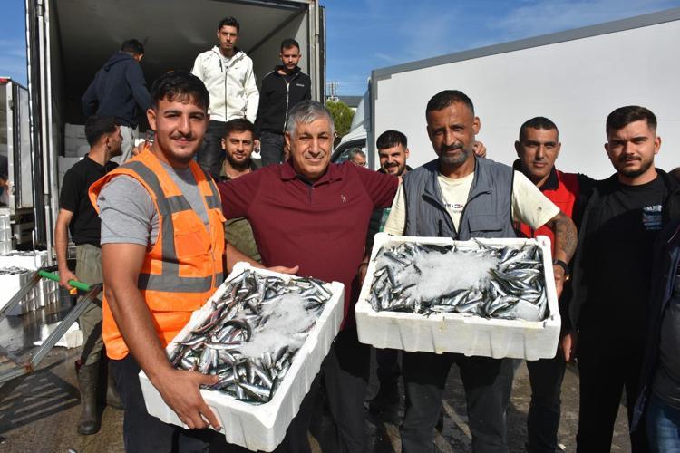 İzmir'de balık fiyatları düştü; palamut halde 60, tezgahta 100 TL