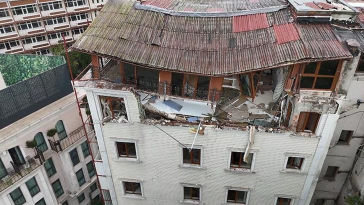 Yıkım kararı verilen otelin çatı katı çöktü; araçlar hasar gördü