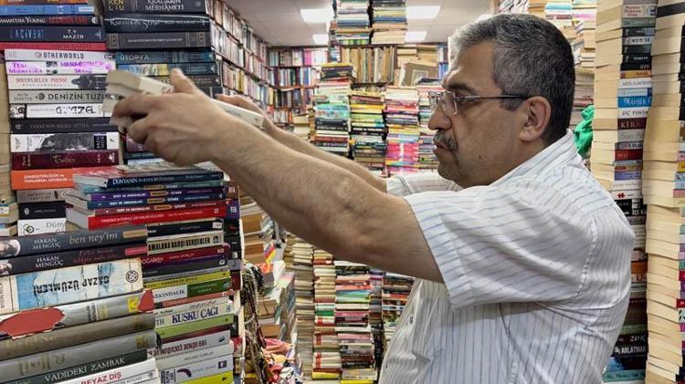 Dijital çağda sahaflık; 45 metrekarelik dükkandaki 35 bin kitap okuyucusunu bekliyor
