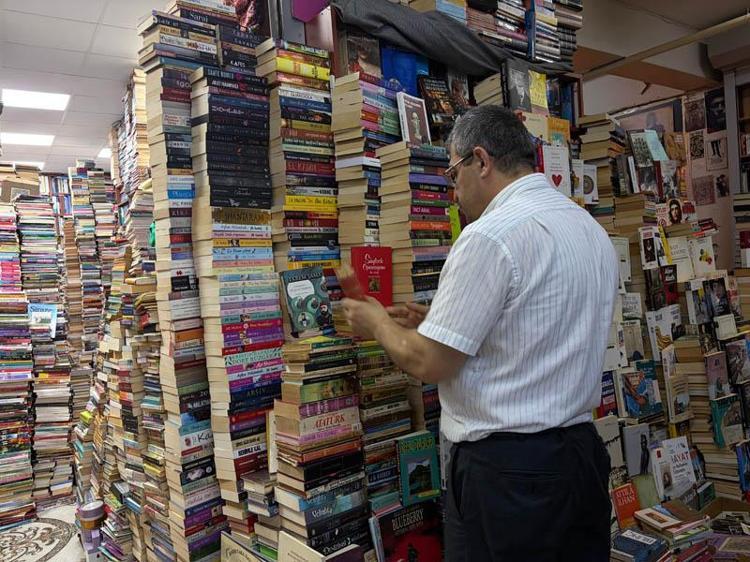 Dijital çağda sahaflık; 45 metrekarelik dükkandaki 35 bin kitap okuyucusunu bekliyor