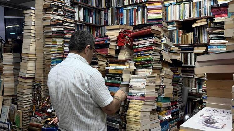 Dijital çağda sahaflık; 45 metrekarelik dükkandaki 35 bin kitap okuyucusunu bekliyor