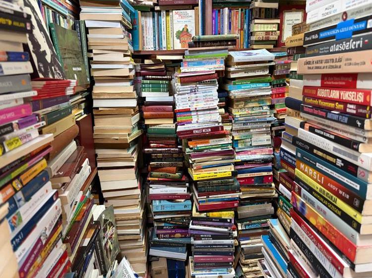 Dijital çağda sahaflık; 45 metrekarelik dükkandaki 35 bin kitap okuyucusunu bekliyor