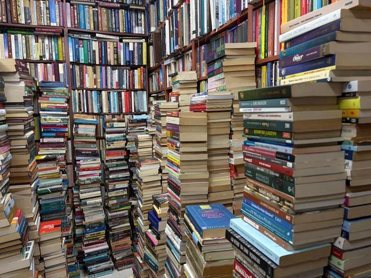 Dijital çağda sahaflık; 45 metrekarelik dükkandaki 35 bin kitap okuyucusunu bekliyor
