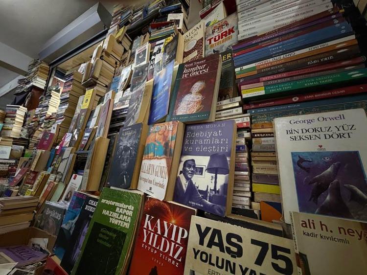 Dijital çağda sahaflık; 45 metrekarelik dükkandaki 35 bin kitap okuyucusunu bekliyor