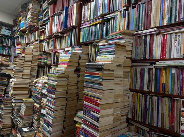 Dijital çağda sahaflık; 45 metrekarelik dükkandaki 35 bin kitap okuyucusunu bekliyor