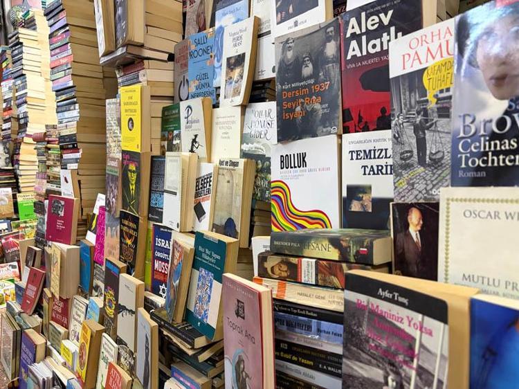 Dijital çağda sahaflık; 45 metrekarelik dükkandaki 35 bin kitap okuyucusunu bekliyor