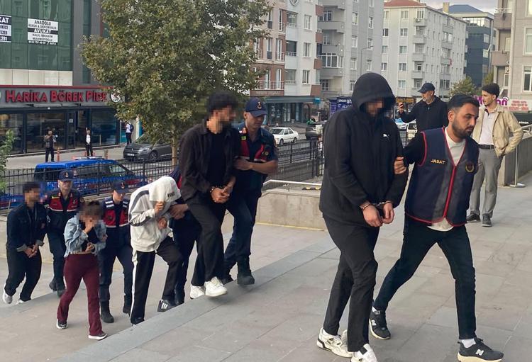 Hesaplarında 2,3 milyar liralık hareketlilik olan yasa dışı bahis şüphelilerine operasyon: 14 gözaltı