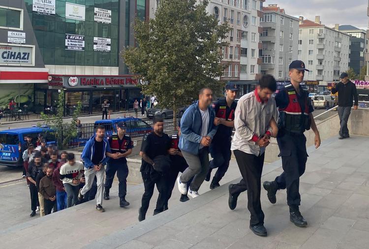 Hesaplarında 2,3 milyar liralık hareketlilik olan yasa dışı bahis şüphelilerine operasyon: 14 gözaltı