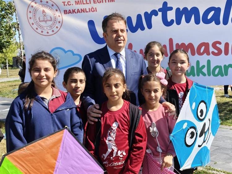 Kars'ta uçurtmalar Gazze’deki çocuklar için gökyüzüne bırakıldı