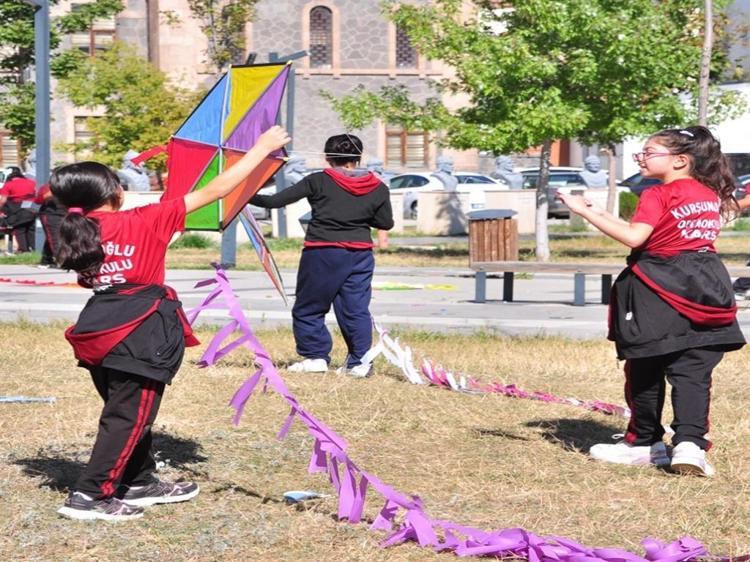 Kars'ta uçurtmalar Gazze’deki çocuklar için gökyüzüne bırakıldı