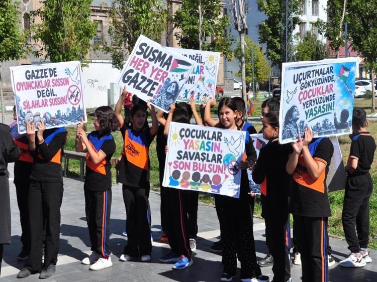 Kars'ta uçurtmalar Gazze’deki çocuklar için gökyüzüne bırakıldı