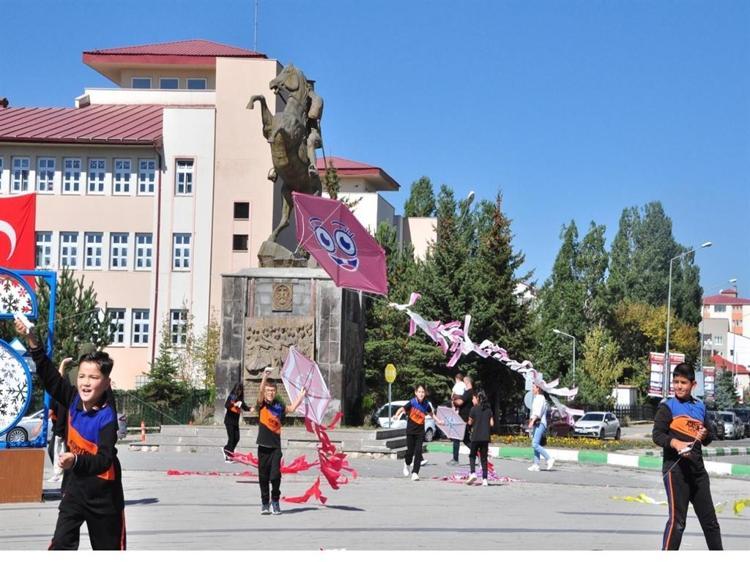 Kars'ta uçurtmalar Gazze’deki çocuklar için gökyüzüne bırakıldı