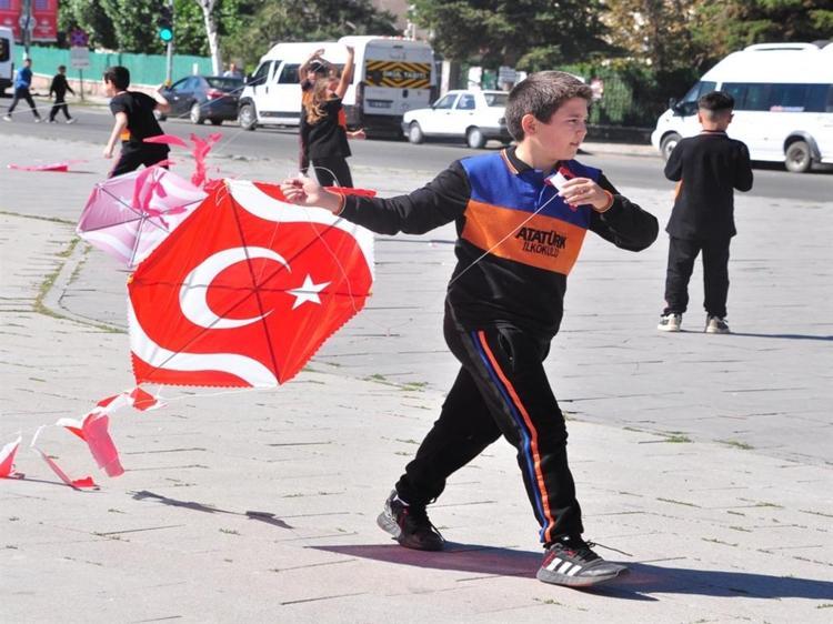 Kars'ta uçurtmalar Gazze’deki çocuklar için gökyüzüne bırakıldı