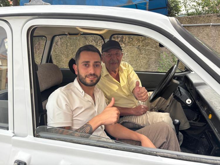 Hayalini kurduğu eski otomobile 81 yaşında kavuştu