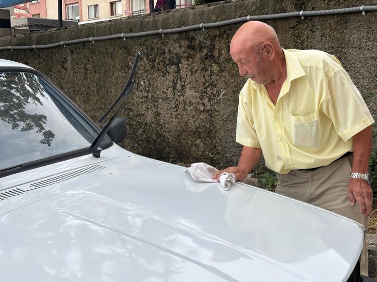 Hayalini kurduğu eski otomobile 81 yaşında kavuştu