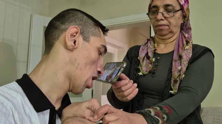 Burnu ile cep telefonu kullanan 'serebral palsili' Osman’ın hedefi kitap yazmak