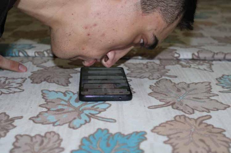 Burnu ile cep telefonu kullanan 'serebral palsili' Osman’ın hedefi kitap yazmak