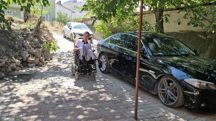 Burnu ile cep telefonu kullanan 'serebral palsili' Osman’ın hedefi kitap yazmak