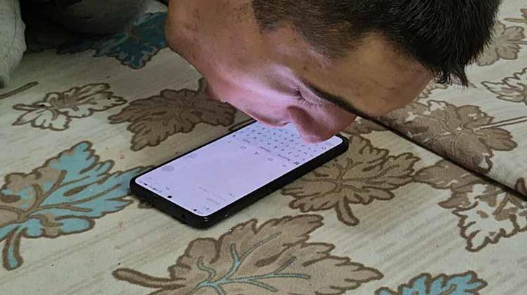 Burnu ile cep telefonu kullanan 'serebral palsili' Osman’ın hedefi kitap yazmak