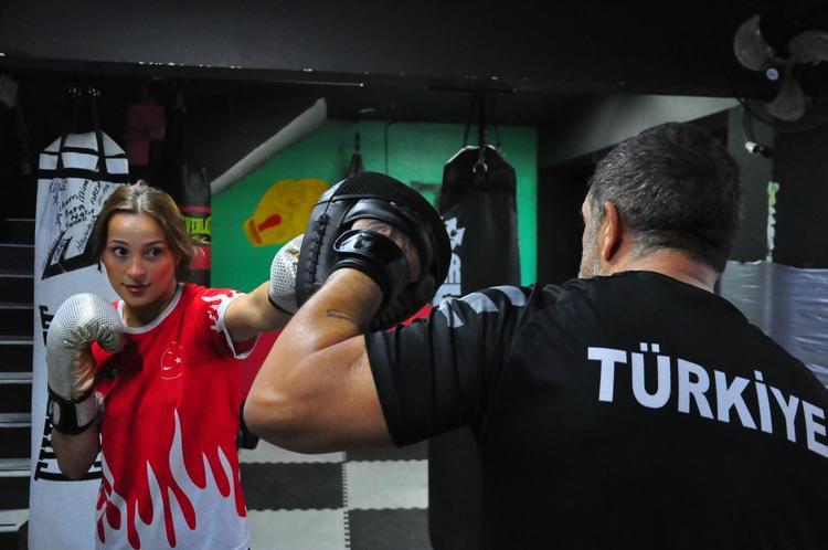 Lise arkadaşları sayesinde başladığı muay thai sporunda dünya şampiyonu oldu