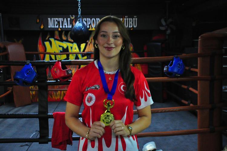 Lise arkadaşları sayesinde başladığı muay thai sporunda dünya şampiyonu oldu