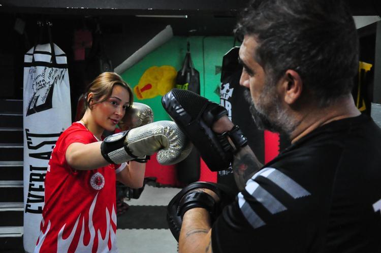 Lise arkadaşları sayesinde başladığı muay thai sporunda dünya şampiyonu oldu