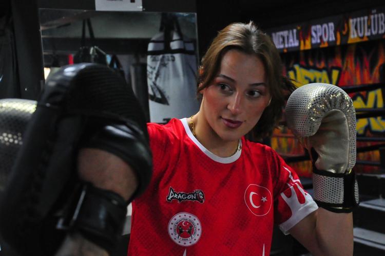 Lise arkadaşları sayesinde başladığı muay thai sporunda dünya şampiyonu oldu