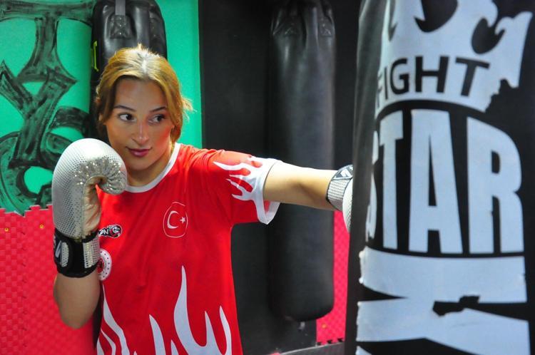 Lise arkadaşları sayesinde başladığı muay thai sporunda dünya şampiyonu oldu