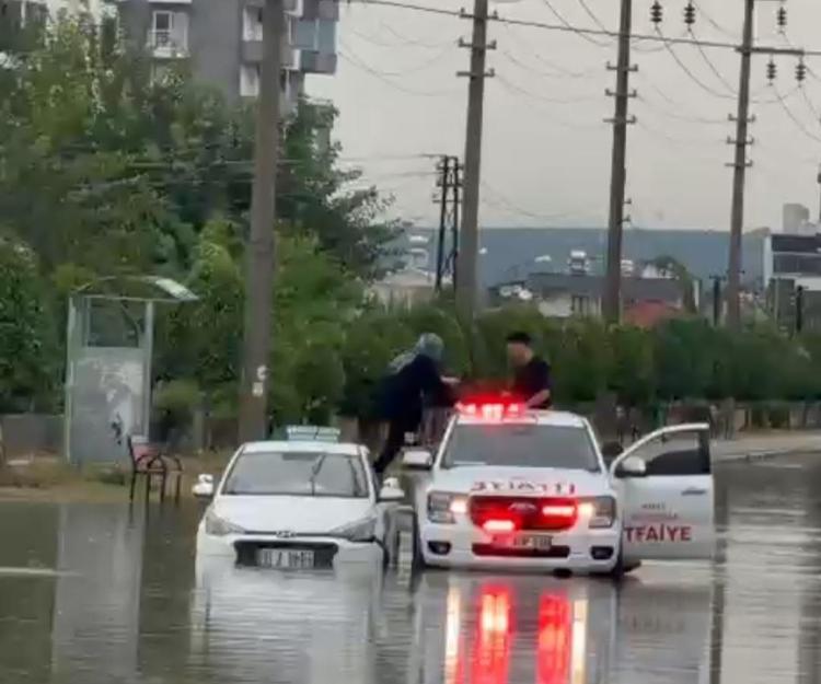 Hatay'da sağanak nedeniyle yollar göle döndü