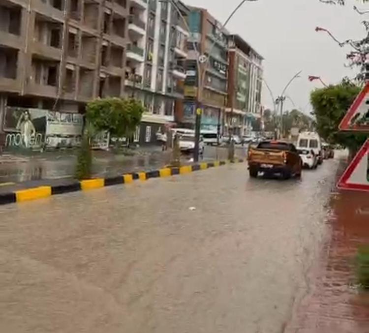 Hatay'da sağanak nedeniyle yollar göle döndü
